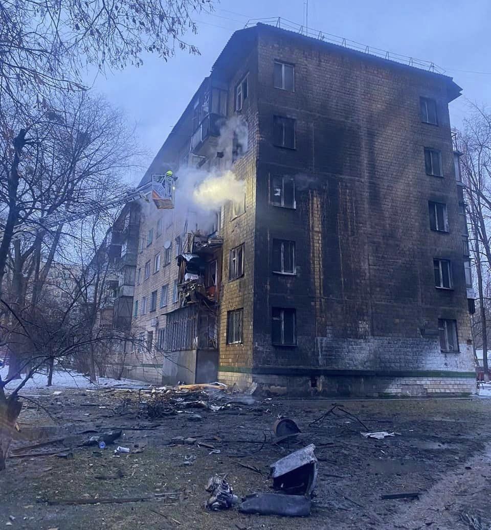 Сили ППО збили всі 20 ракет, які летіли на Київ: уламки спричинили пожежі та руйнування. Фото