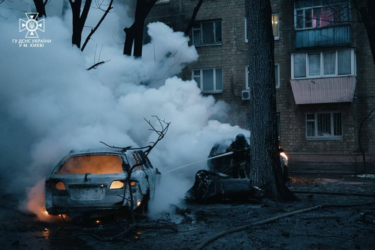 В Киеве прогремели взрывы, в результате атаки врага горели квартиры и авто: есть много пострадавших. Фото