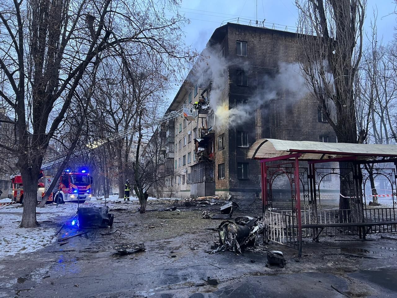 В Киеве прогремели взрывы, в результате атаки врага горели квартиры и авто: есть много пострадавших. Фото