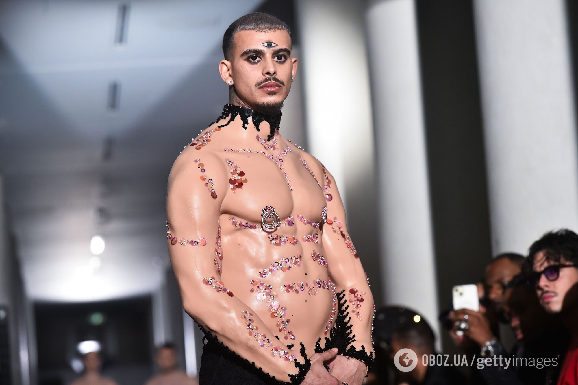 Искусственная грудь, мужчины с макияжем и "обнаженные тела": как прошел эпатажный показ On Aura Tout Vu на Неделе моды в Париже