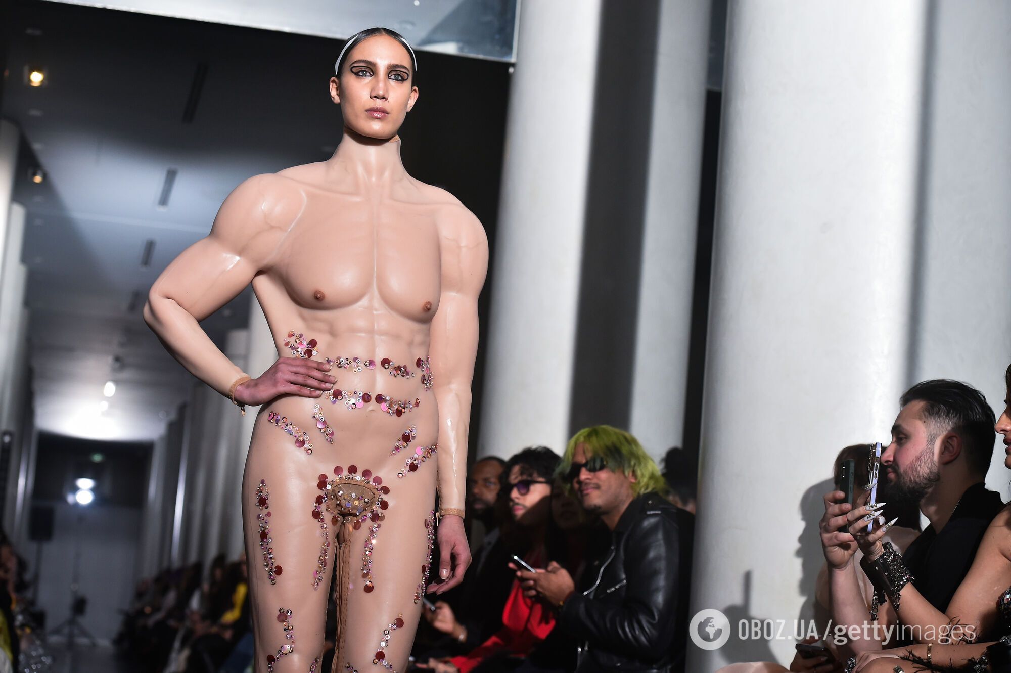 Искусственная грудь, мужчины с макияжем и "обнаженные тела": как прошел эпатажный показ On Aura Tout Vu на Неделе моды в Париже