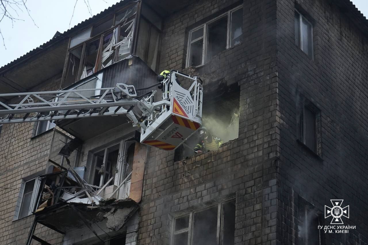 Повреждены 28 объектов, более 20 пострадавших: в Киеве завершили спасательную операцию после ракетного удара. Фото и видео