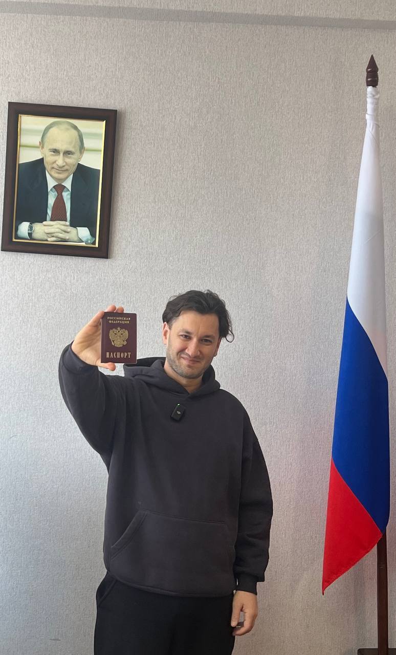 Украинский продюсер Юрий Бардаш получил российский паспорт и похвастался им на фоне портрета Путина