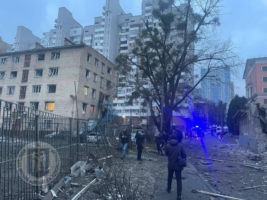 У Києві прогриміли вибухи, унаслідок атаки ворога горіли квартири й авто: є багато постраждалих. Фото