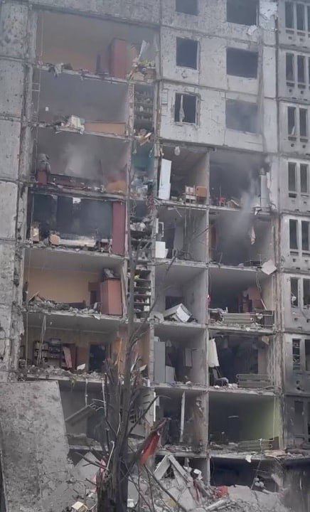 Оккупанты ударили по Харькову и пригороду, разрушен подъезд многоэтажки: есть погибшие, пострадали десятки человек. Фото и видео