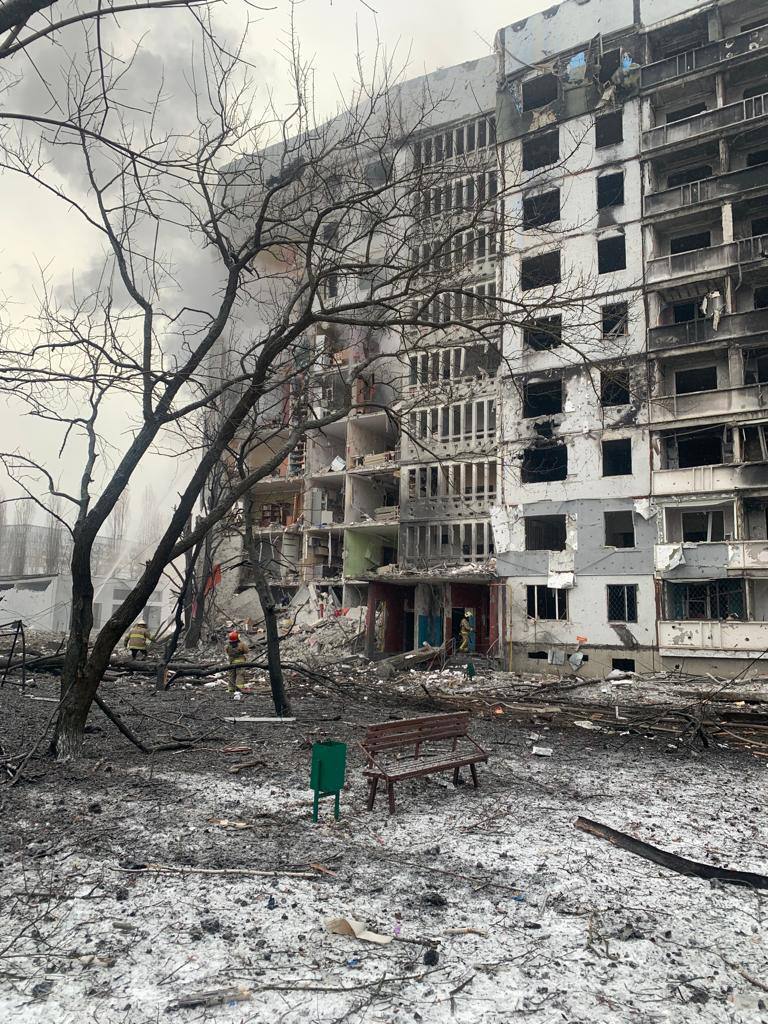 Окупанти вдарили по Харкову й передмістю, зруйновано підʼїзд багатоповерхівки: є загиблі, постраждали десятки людей. Фото і відео
