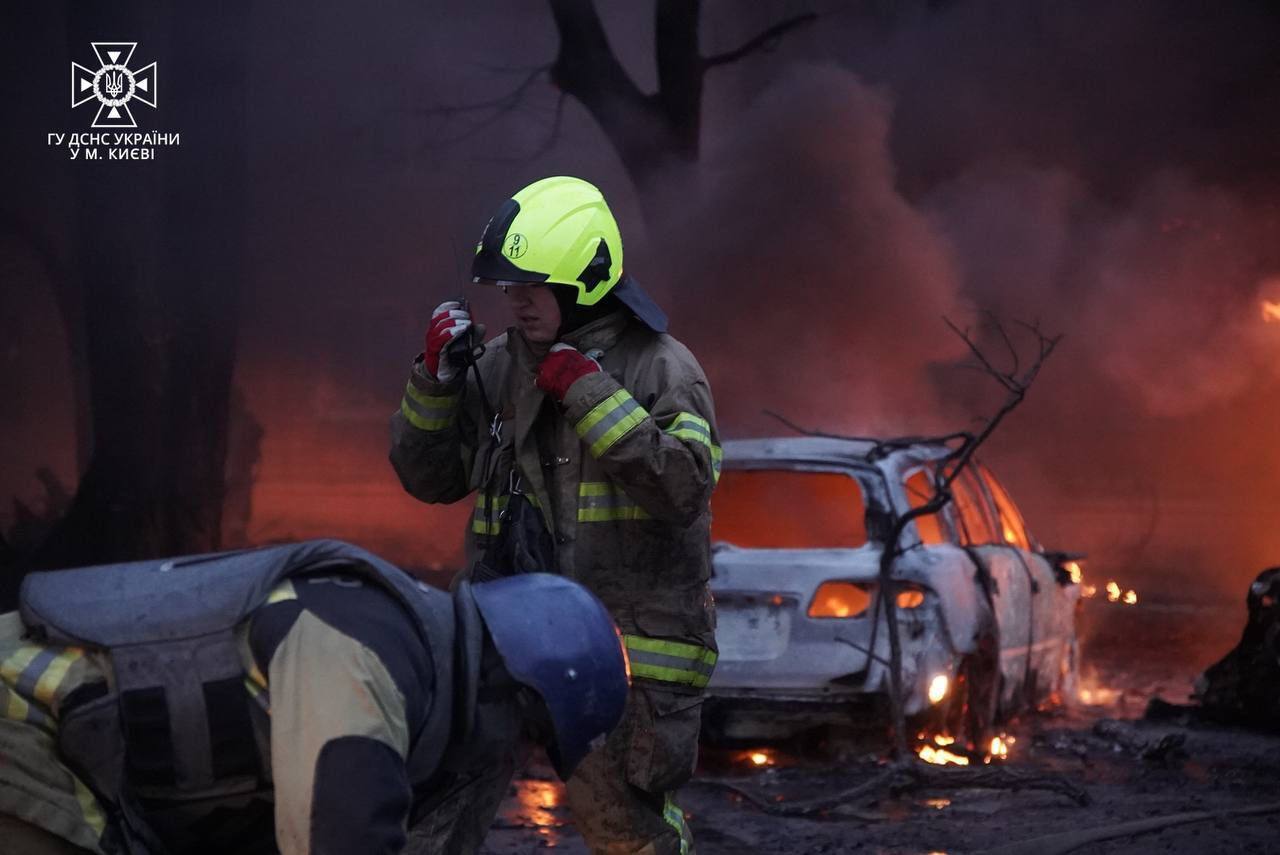 Сили ППО збили всі 20 ракет, які летіли на Київ: уламки спричинили пожежі та руйнування. Фото