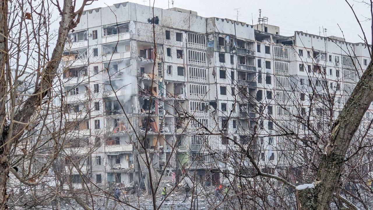 Оккупанты ударили по Харькову и пригороду, разрушен подъезд многоэтажки: есть погибшие, пострадали десятки человек. Фото и видео