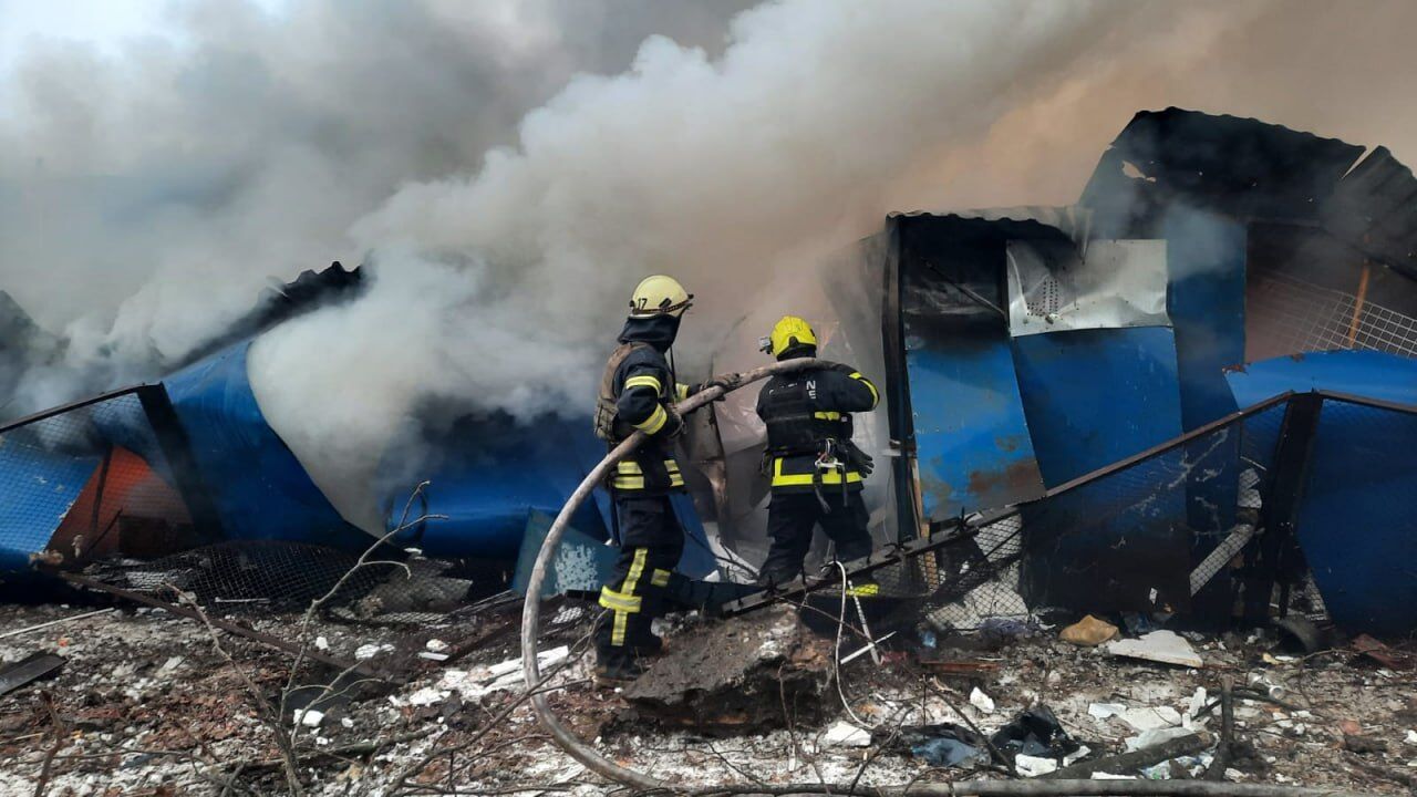 Окупанти вдарили по Харкову й передмістю, зруйновано підʼїзд багатоповерхівки: є загиблі, постраждали десятки людей. Фото і відео