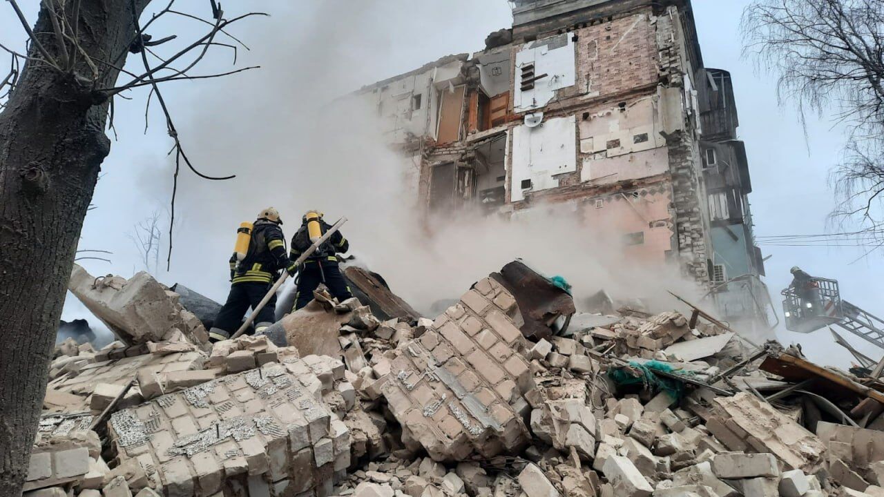 Окупанти вдарили по Харкову й передмістю, зруйновано підʼїзд багатоповерхівки: є загиблі, постраждали десятки людей. Фото і відео