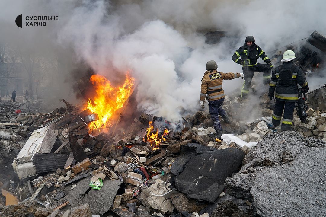 У Харкові з-під завалів будинку врятували чоловіка: під руїнами лишаються його дружина і дитина