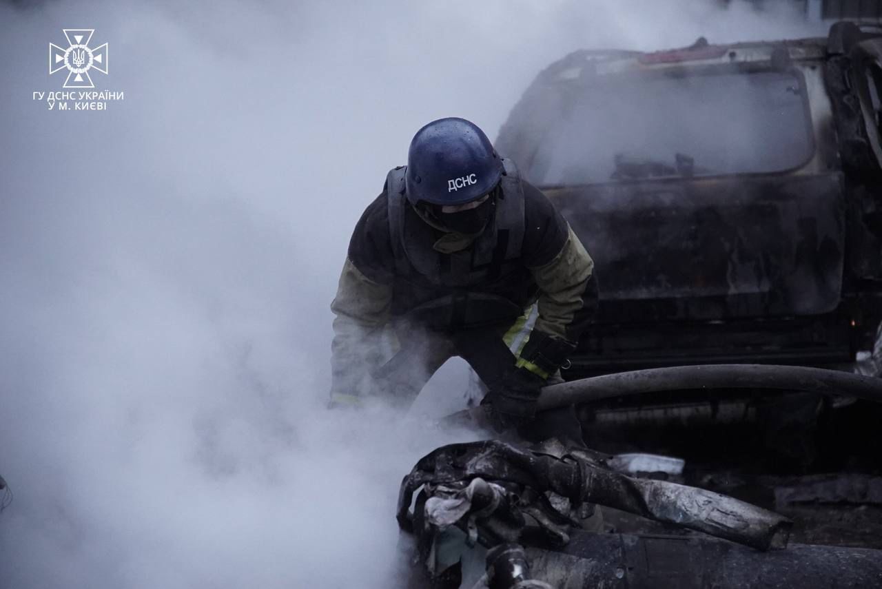 Робота пожежників у Києві після ракетної атаки 23 січня