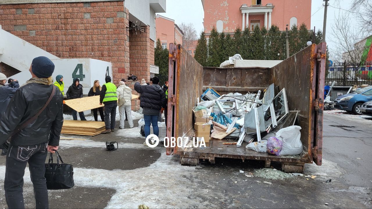 Пришли взрослые и дети: в Киеве активисты устроили уборку на месте падения обломков ракеты. Фото и видео