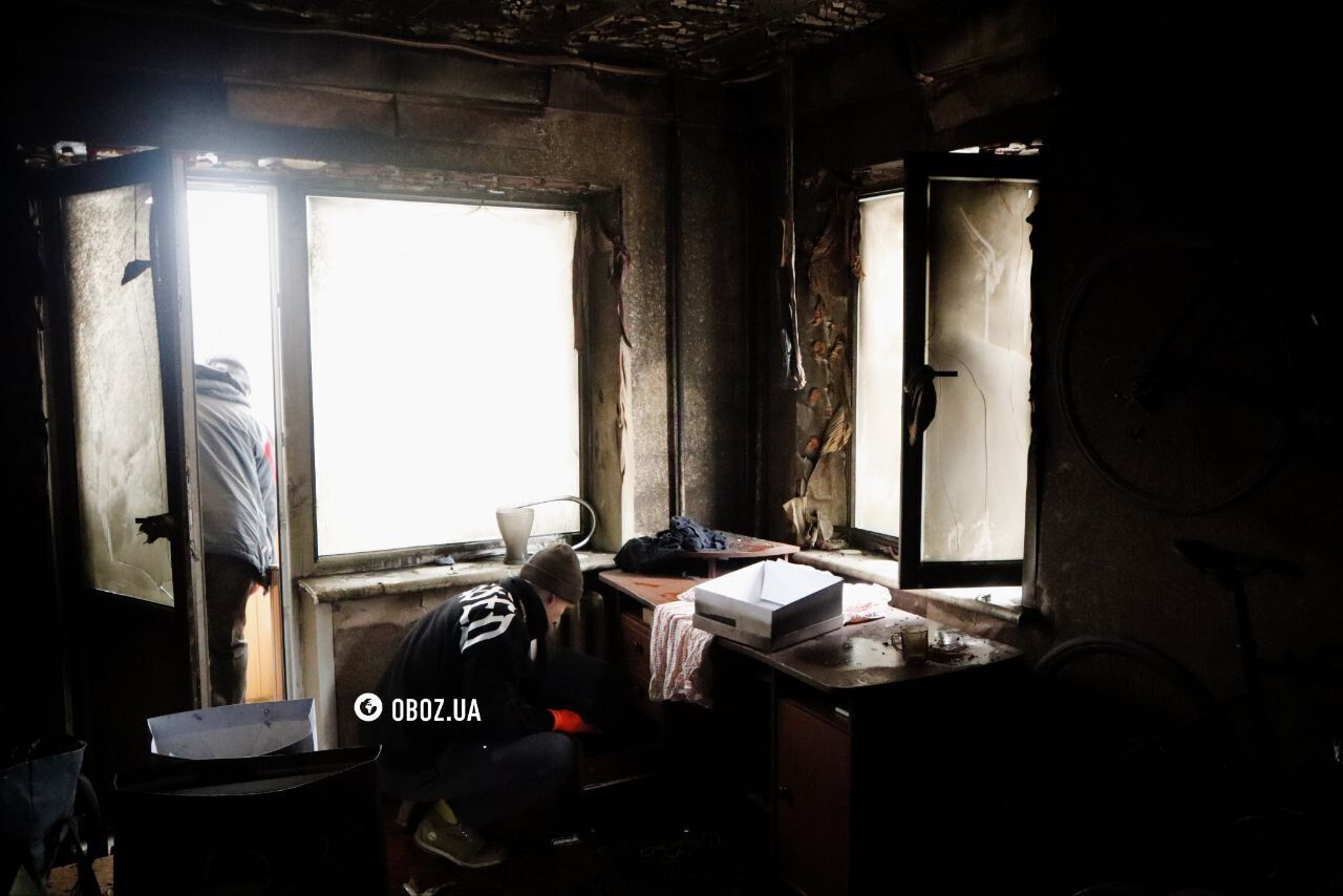 Часть ракеты в квартире и черный от сажи дом: последствия российской атаки на Святошино в Киеве. Фото и видео