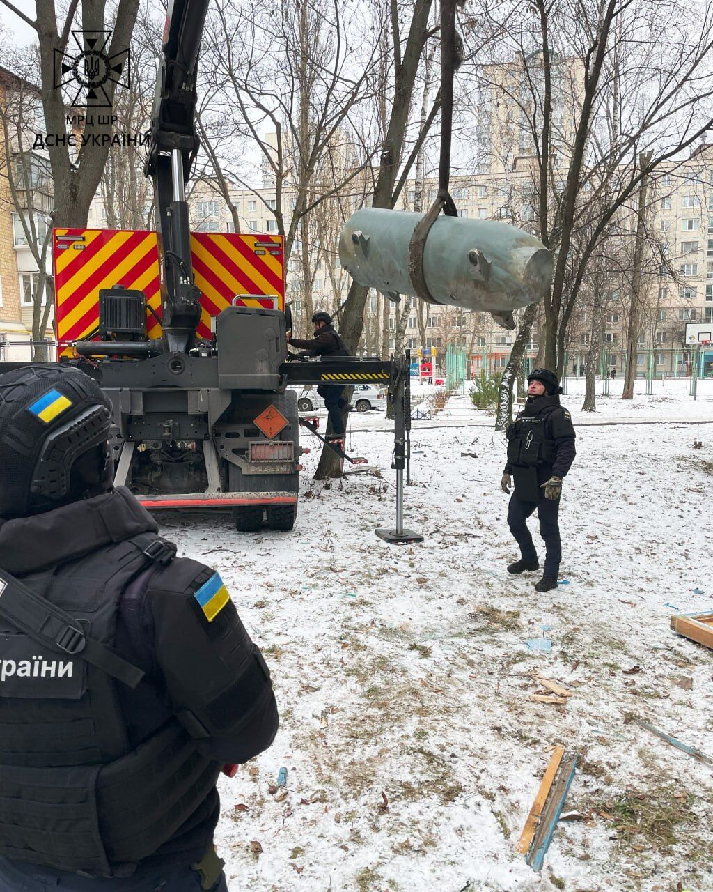 Часть ракеты в квартире и черный от сажи дом: последствия российской атаки на Святошино в Киеве. Фото и видео