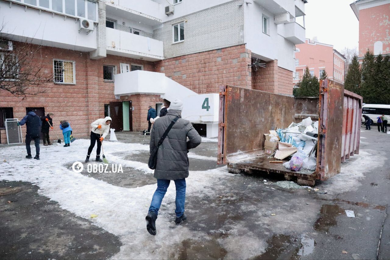 Пришли взрослые и дети: в Киеве активисты устроили уборку на месте падения обломков ракеты. Фото и видео