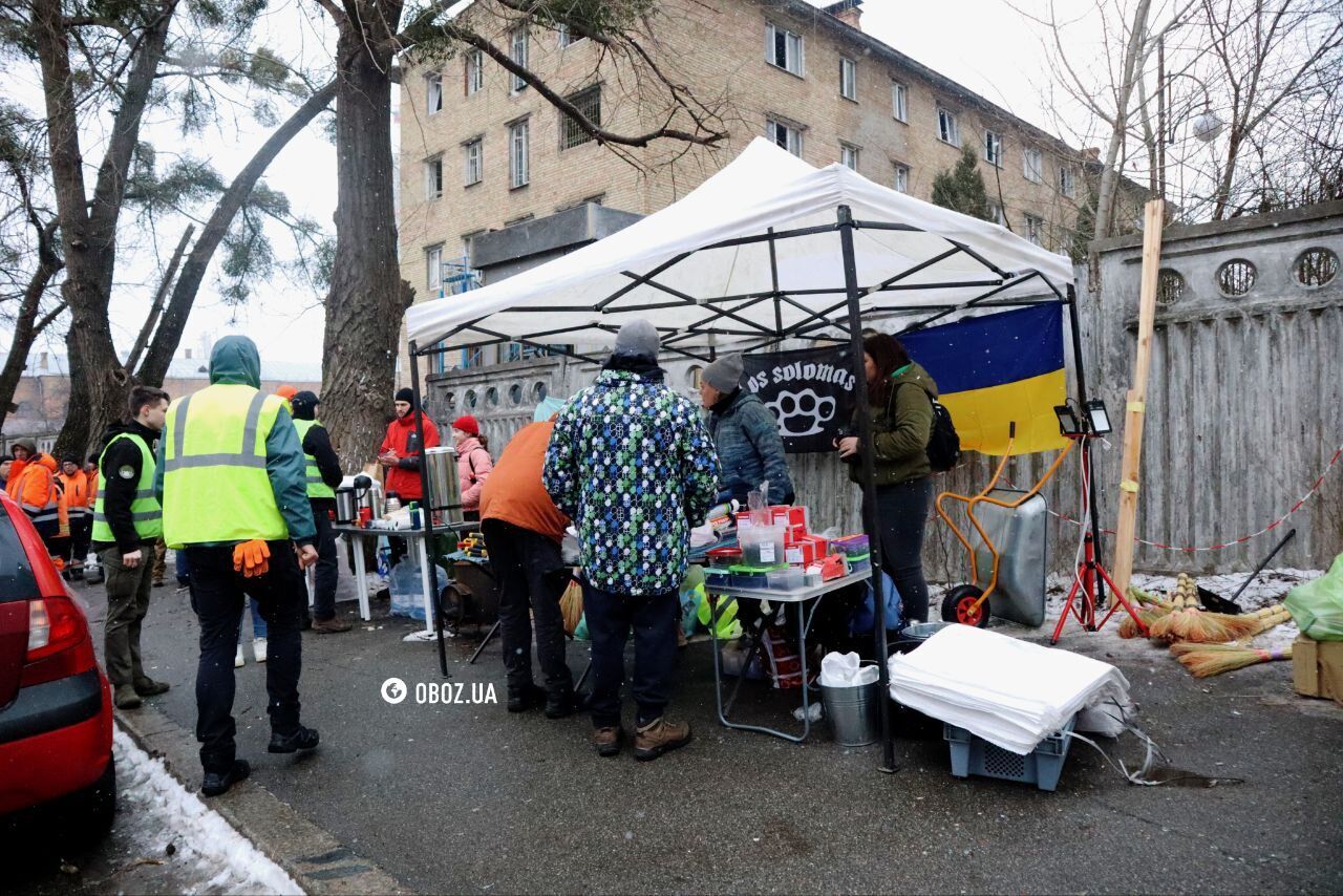 Пришли взрослые и дети: в Киеве активисты устроили уборку на месте падения обломков ракеты. Фото и видео