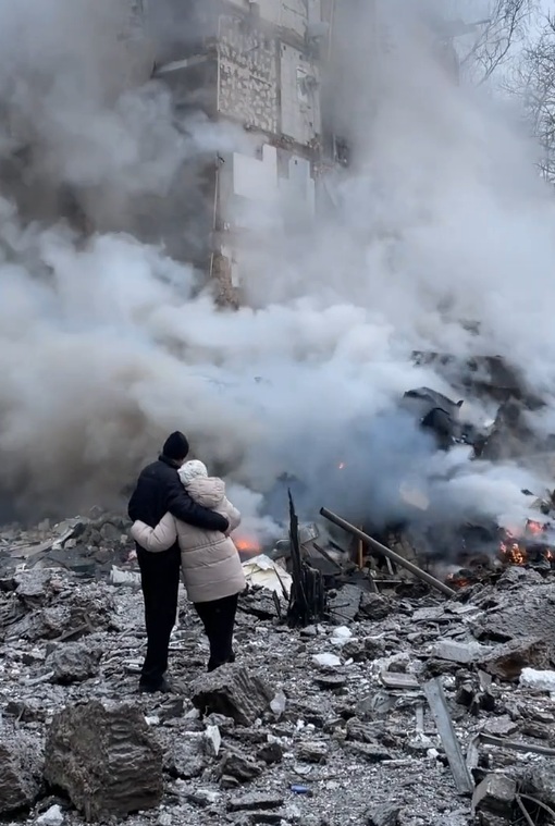 Обійнявшись, дивились, як горить будинок: мережу зворушило відео з парою у Харкові після удару РФ