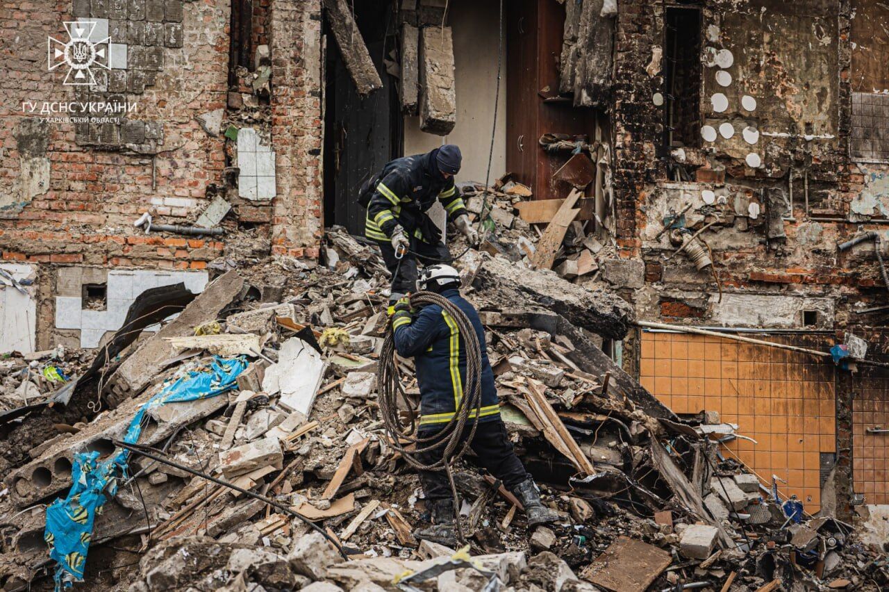 Под завалами нашли еще два тела: возросло количество жертв ракетного удара РФ по Харькову