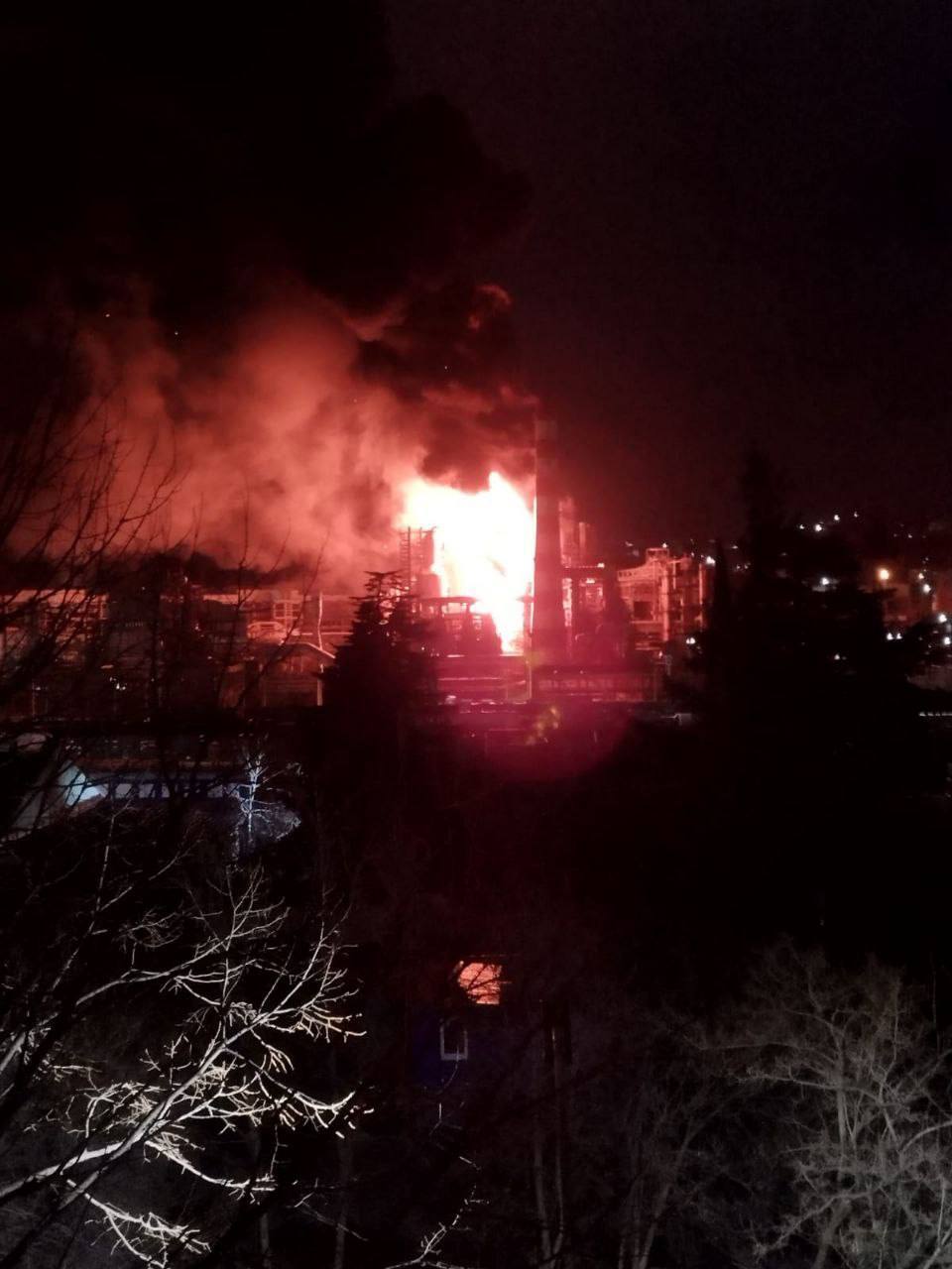 В российском Туапсе раздались взрывы: горел нефтеперерабатывающий завод. Фото и видео