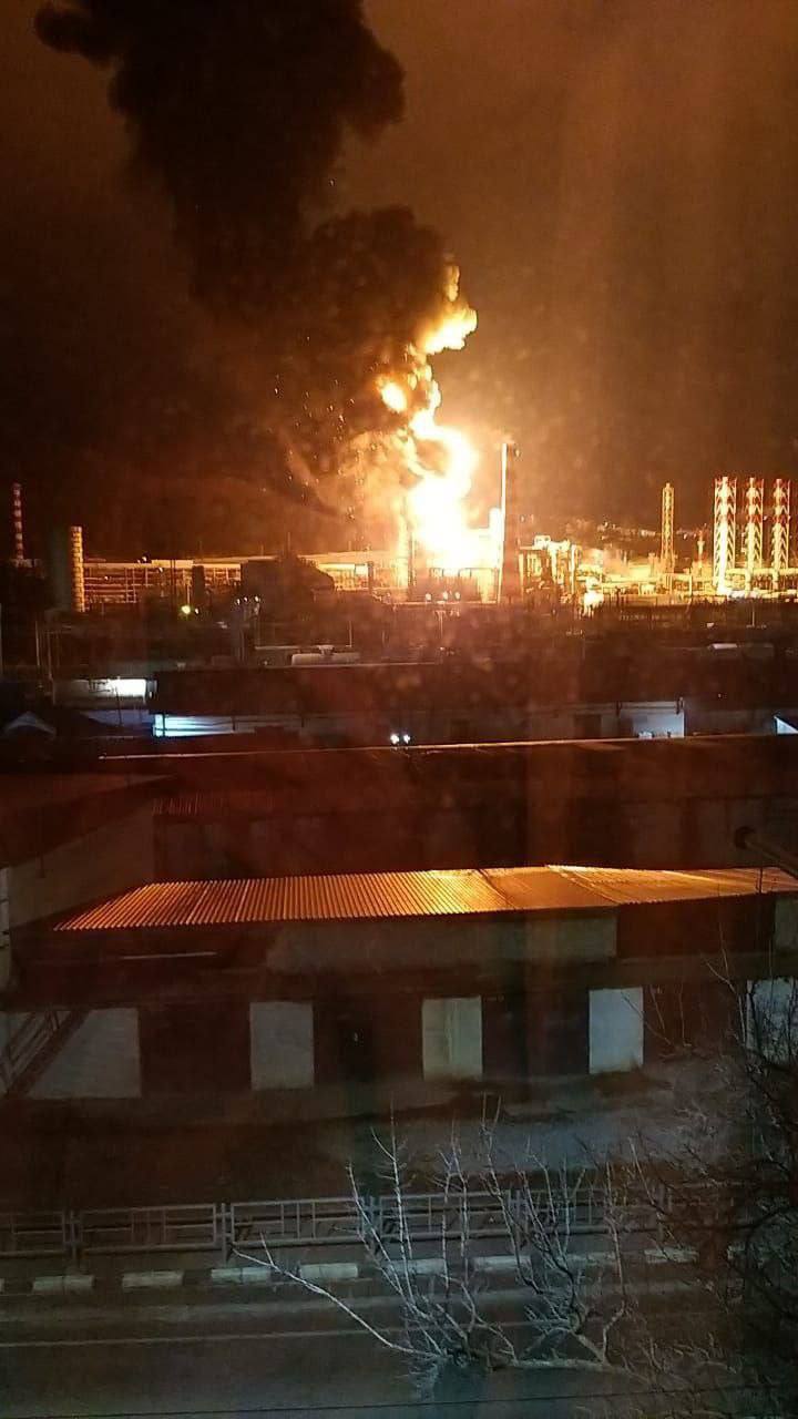 У російському Туапсе пролунали вибухи: горів нафтопереробний завод. Фото і відео