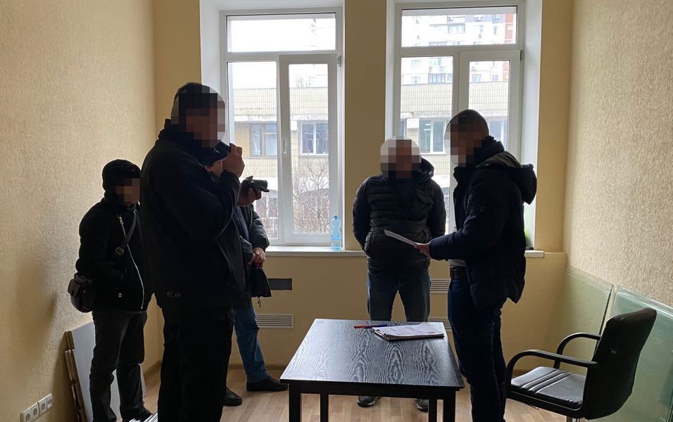 У Києві затримали посадовця НАН України, який вимагав щомісячного хабаря з іноземця за оренду приміщення. Фото