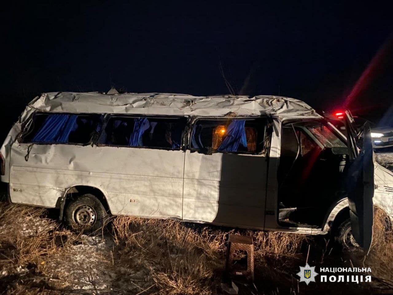 На Київщині мікроавтобус з’їхав у кювет та перекинувся: є постраждалі. Фото