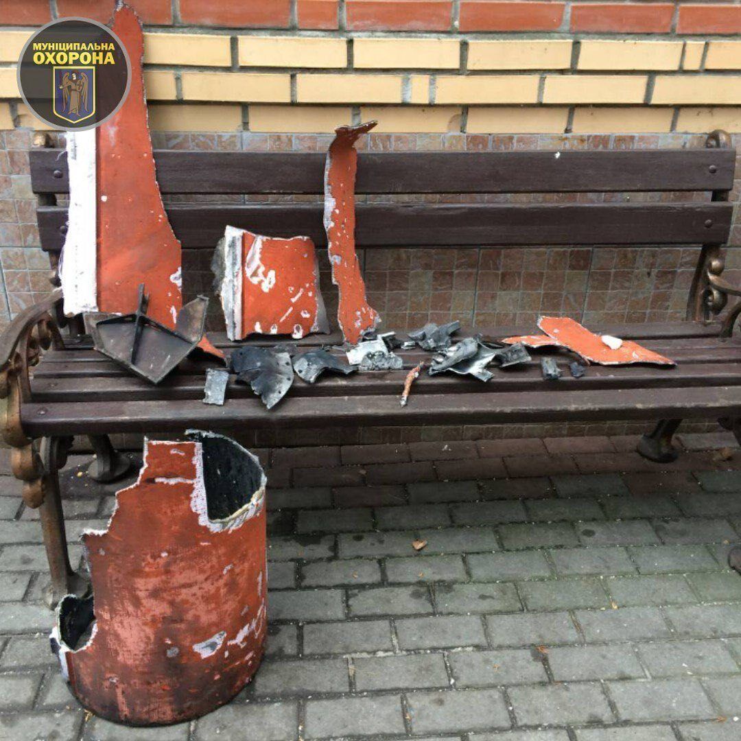 В Киеве в парке обнаружили обломки сбитой российской ракеты. Фото