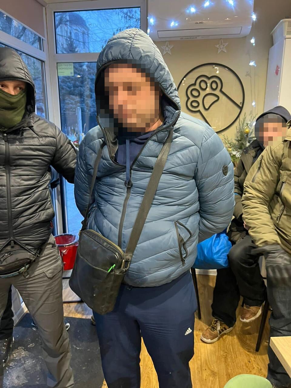У Києві на гарячому затримали лікаря, який за $9 тис. обіцяв ухилянтам зняття з військового обліку. Фото