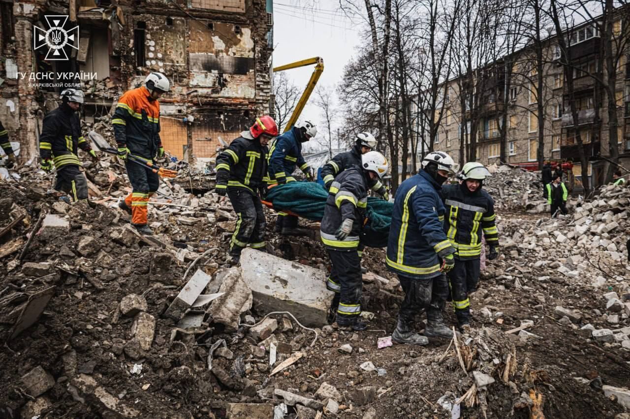 Под завалами нашли еще два тела: возросло количество жертв ракетного удара РФ по Харькову
