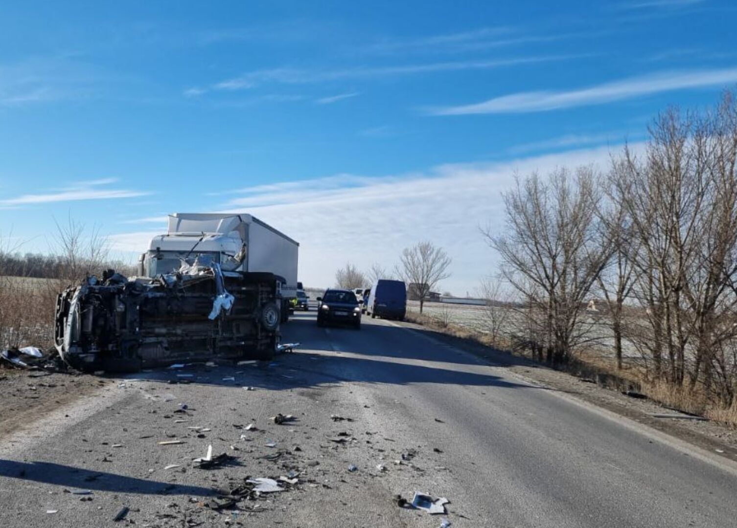 На Дніпропетровщині не розминулись машина швидкої і вантажівка: загинув військовий, є травмовані. Фото