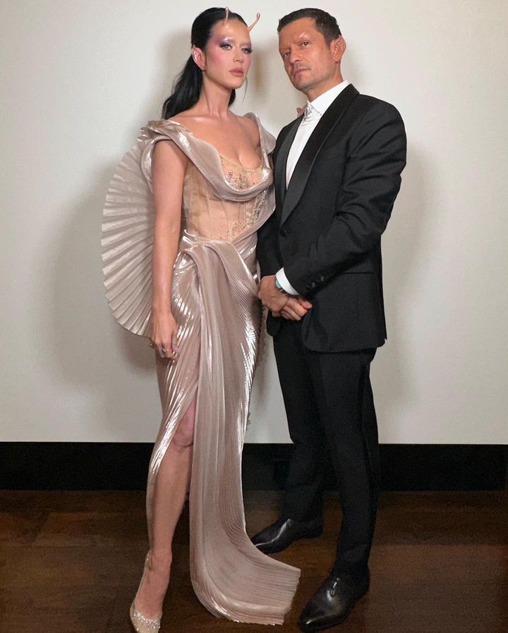 Невеста Безоса в платье с кристаллами и сумкой за $5 тысяч устроила гламурную вечеринку к 60-летию миллиардера. Фото звездных гостей