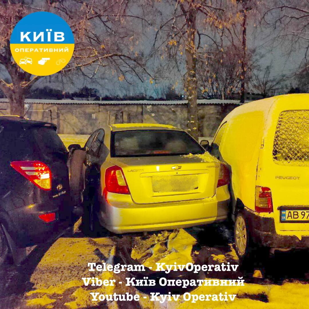 У Києві водій Toyota на швидкості протаранив щонайменше п’ять припаркованих авто. Фото і подробиці