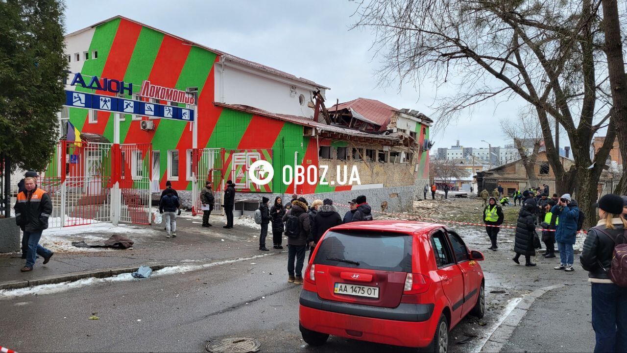 В Киеве начали демонтаж разрушенного российской ракетой здания спорткомплекса "Локомотив". Видео