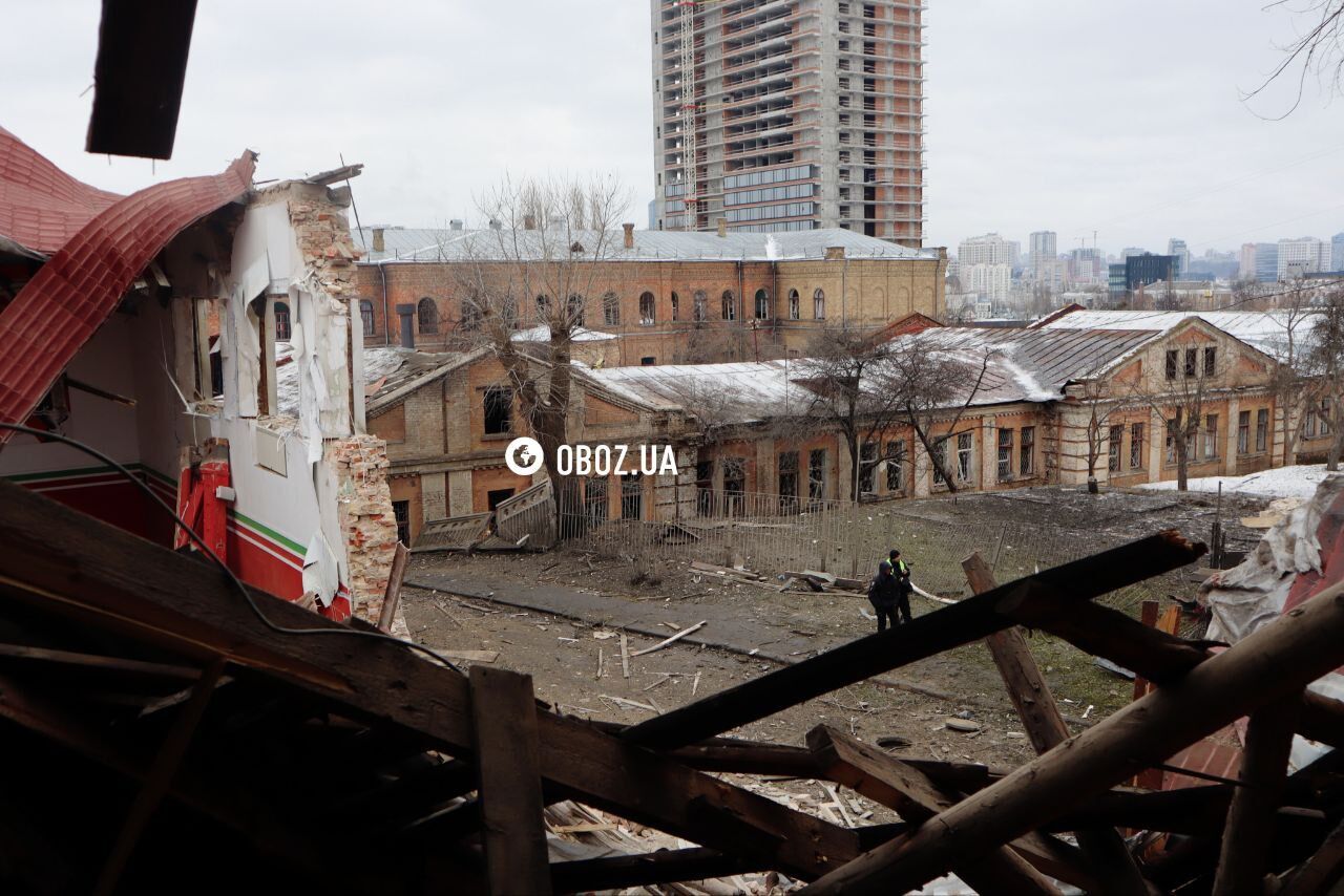 В Киеве начали демонтаж разрушенного российской ракетой здания спорткомплекса "Локомотив". Видео