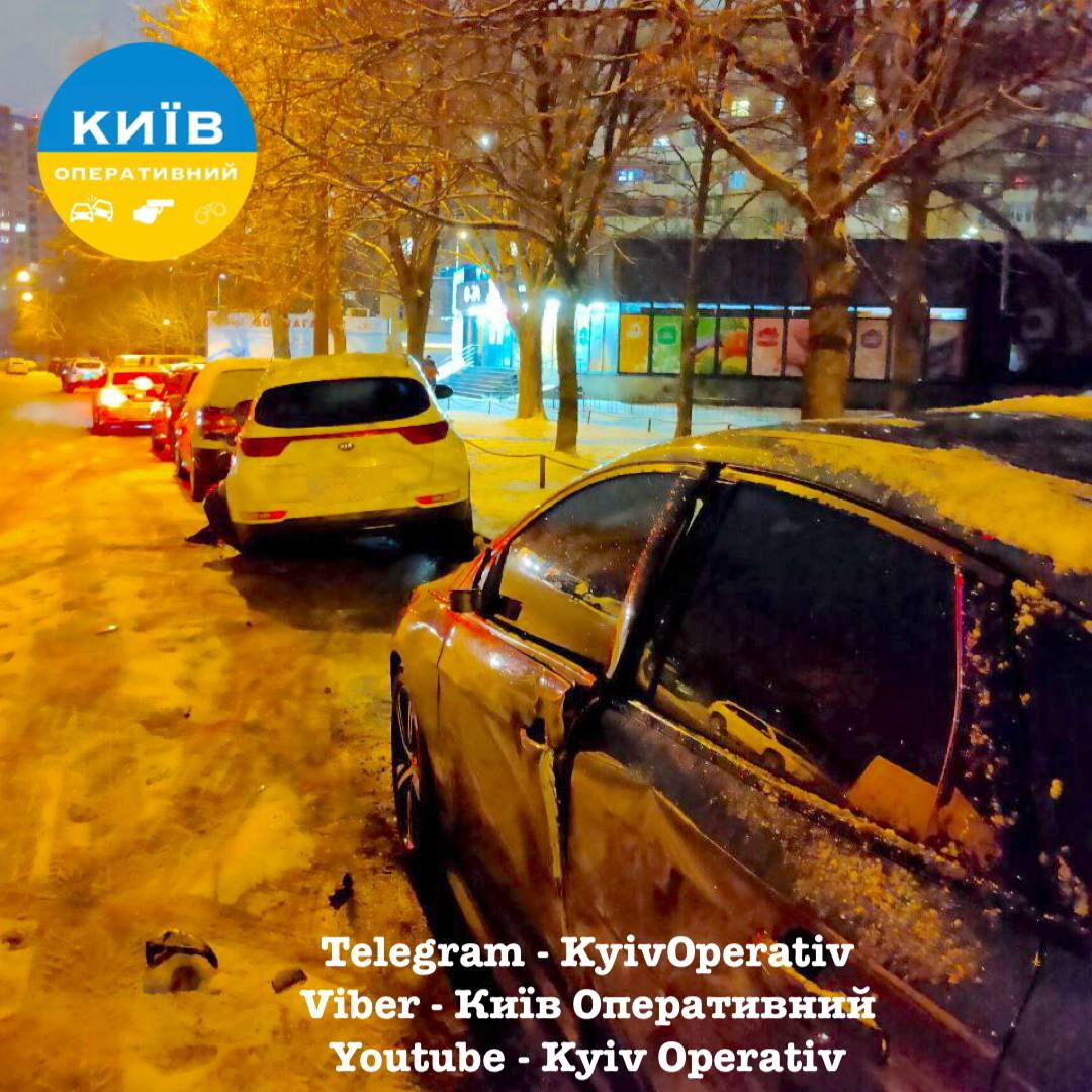 У Києві водій Toyota на швидкості протаранив щонайменше п’ять припаркованих авто. Фото і подробиці