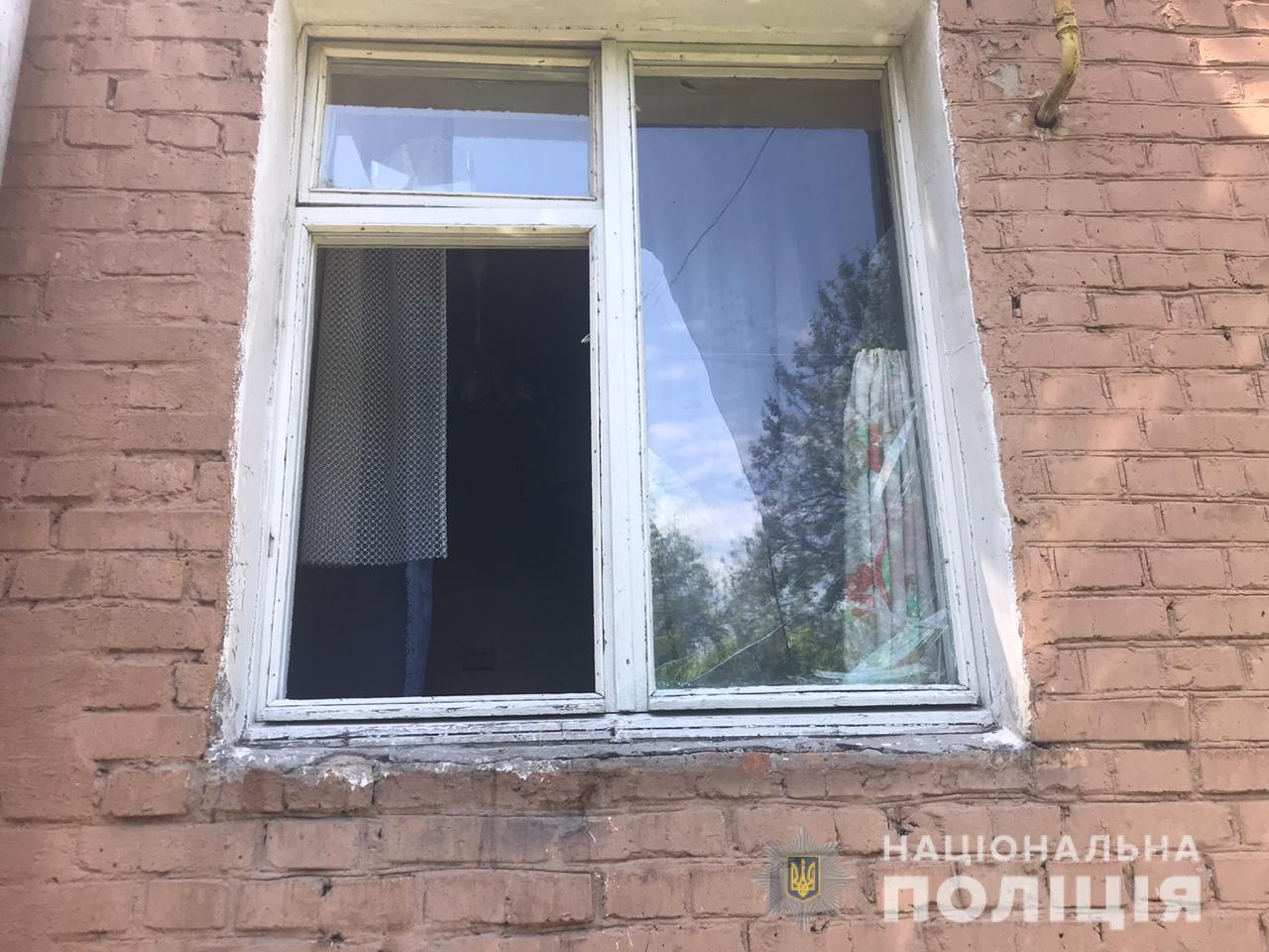 Викинув дитину у вікно: на Київщині суд виніс вирок чоловіку, який намагався вбити 5-річного пасинка. Фото і відео
