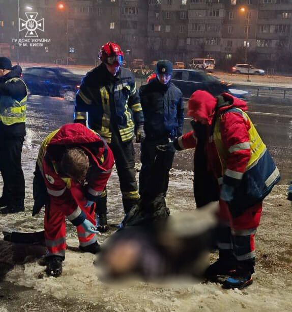 У Києві Lanos на швидкості в’їхав в електроопору: тіло загиблого водія деблокували рятувальники. Фото