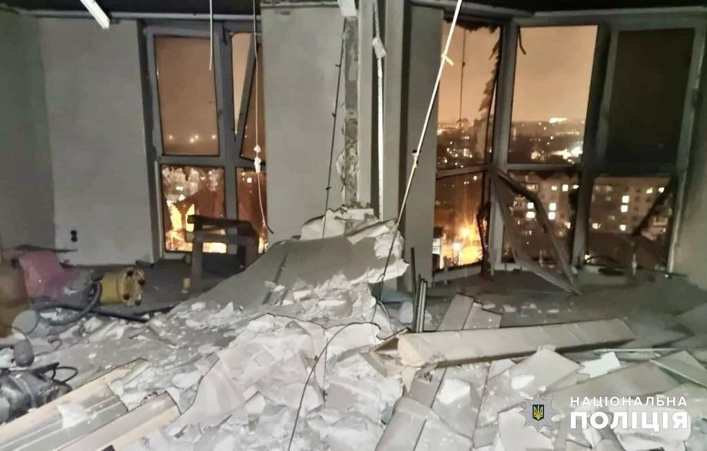 Обломки повредили дома, есть прилет в склад: новые подробности атаки дронов на Одессу. Видео