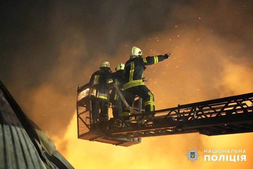 Россияне ударили по Одессе "Шахедами": попали в жилую многоэтажку. Фото и видео