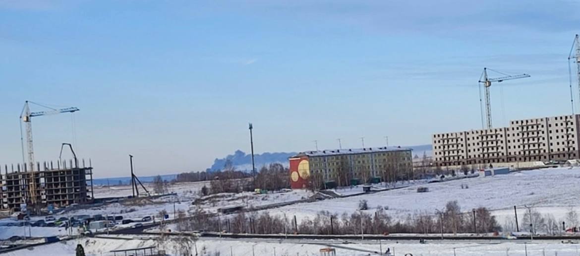 В Красноярском крае вспыхнул мощный пожар на производстве: поднялась стена дыма и огня. Видео