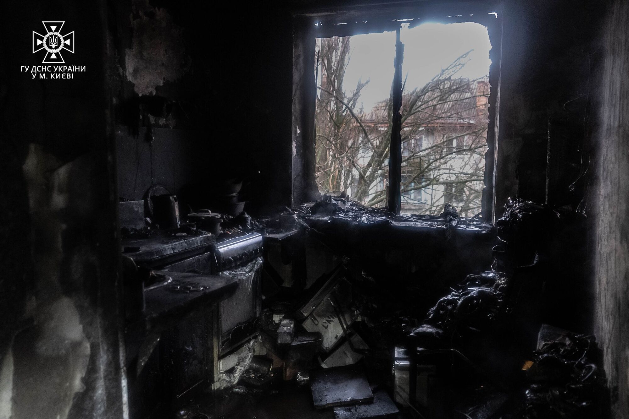 В Киеве произошел пожар в пятиэтажке: среди спасенных – ребенок. Фото и видео