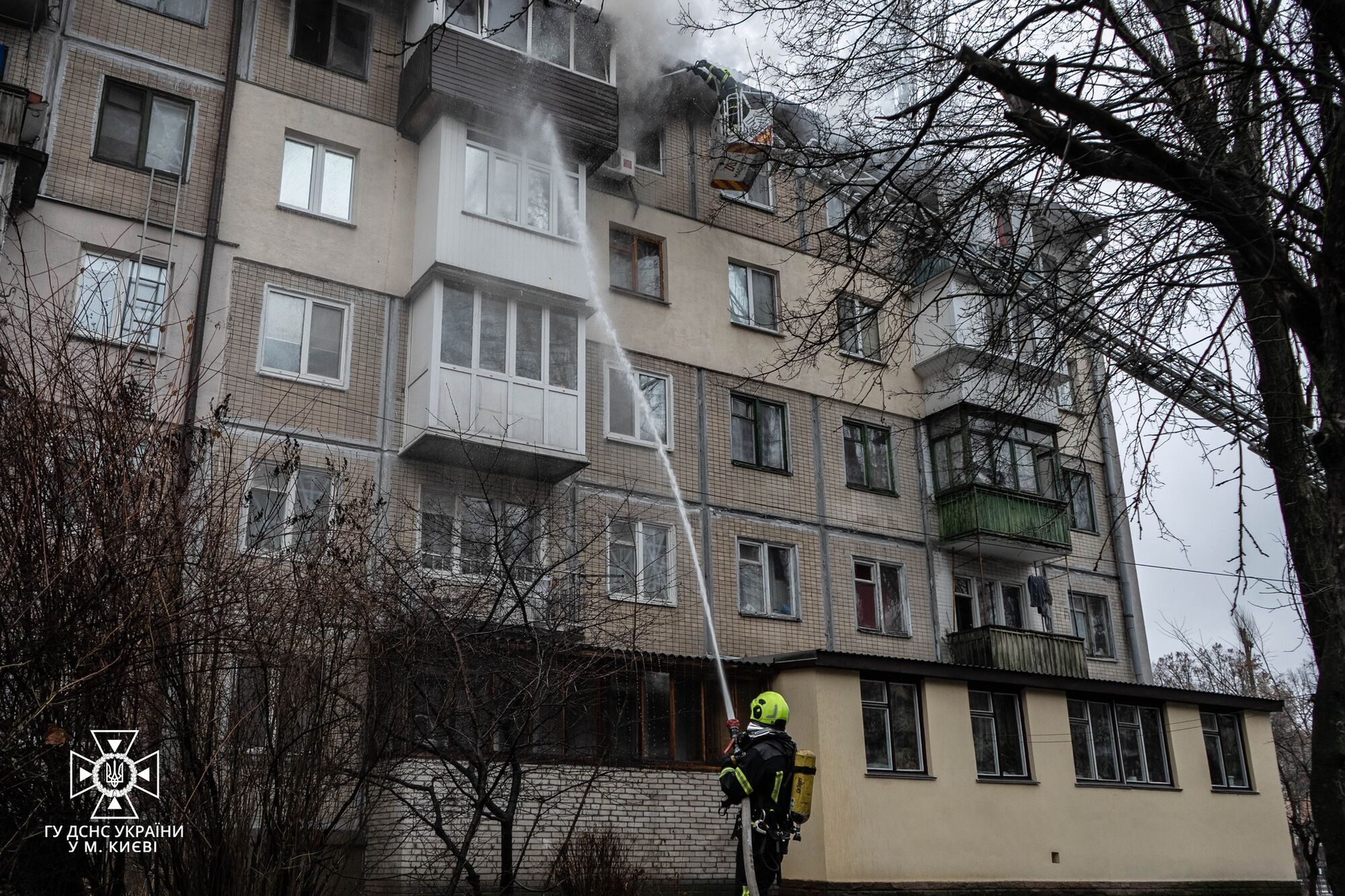 В Киеве произошел пожар в пятиэтажке: среди спасенных – ребенок. Фото и видео