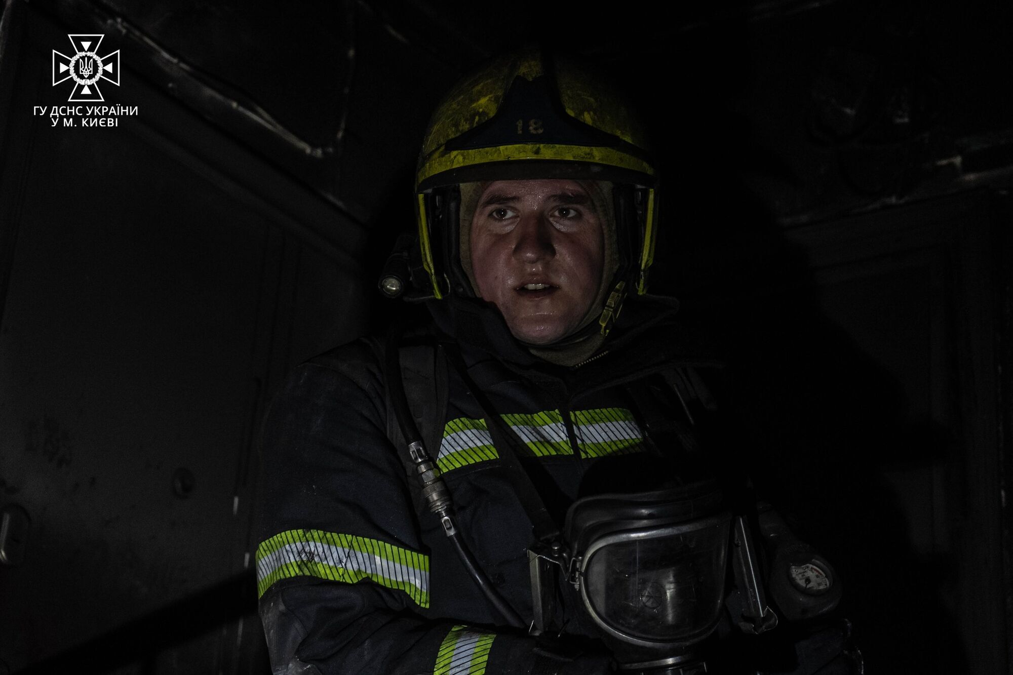 У Києві сталась пожежа в п’ятиповерхівці: серед врятованих – дитина. Фото і відео