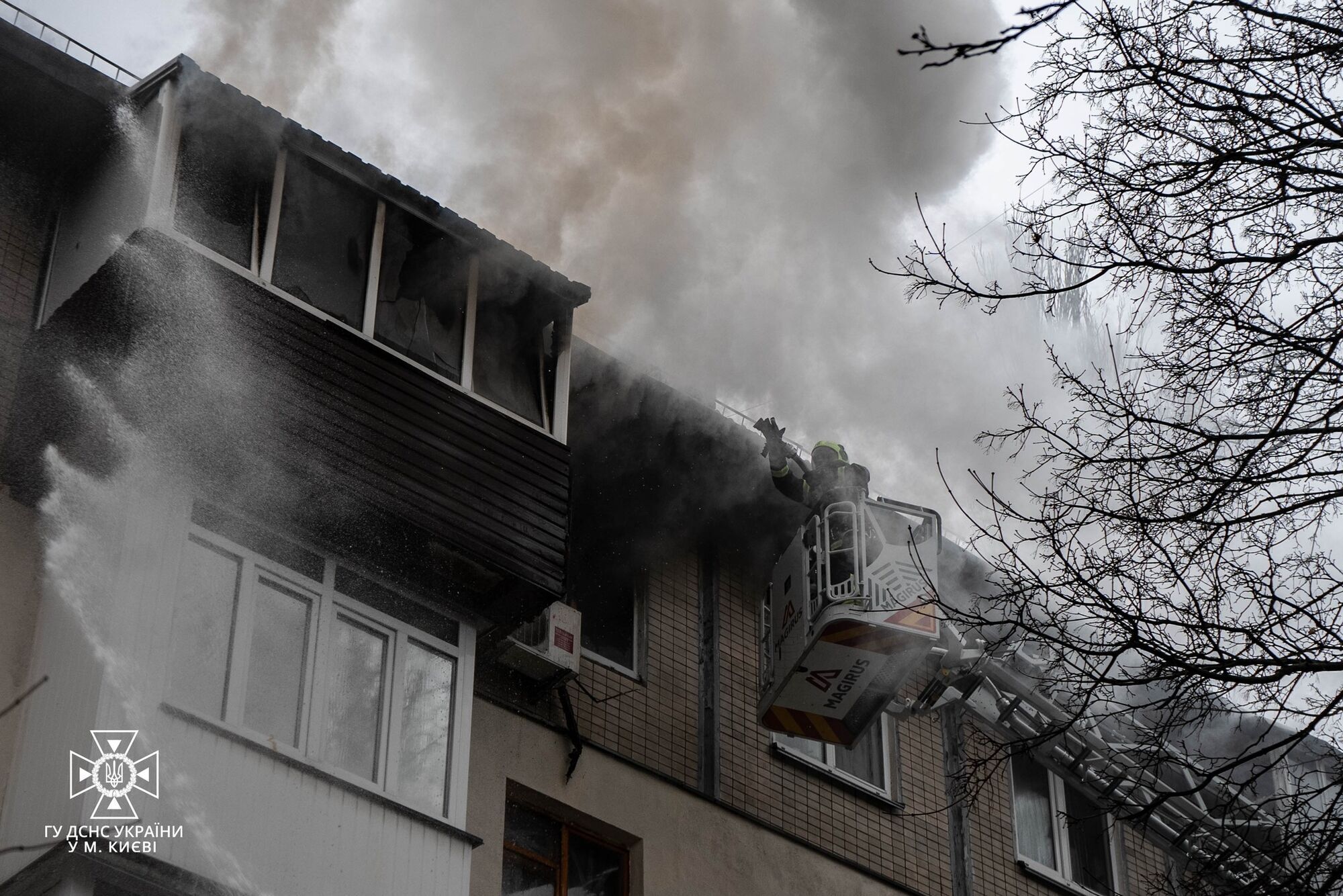 У Києві сталась пожежа в п’ятиповерхівці: серед врятованих – дитина. Фото і відео