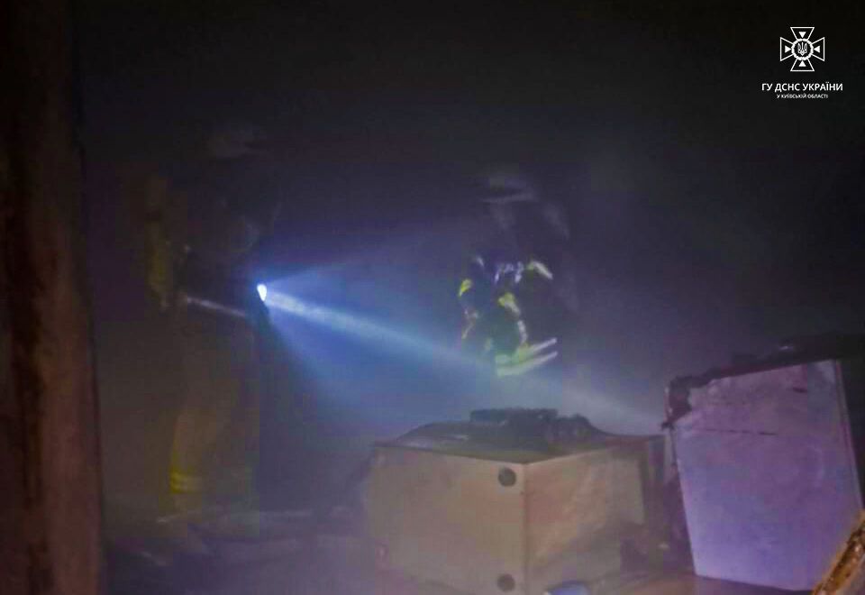 Под Киевом произошел пожар в многоэтажке: эвакуировали 38 жителей, а еще одного спасли. Фото