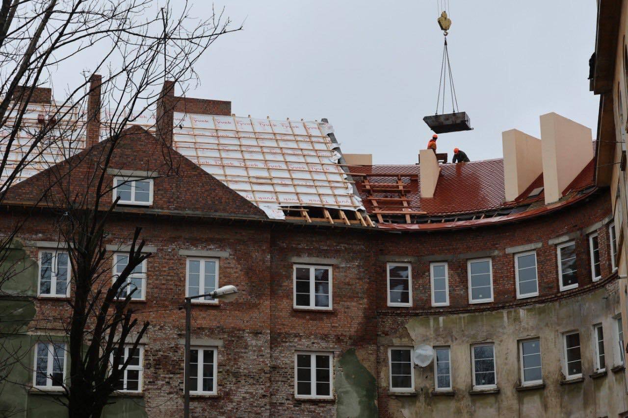 У Львові майже відновили будинки, які знищила російська ракета: фото з різницею в пів року зворушили мережу