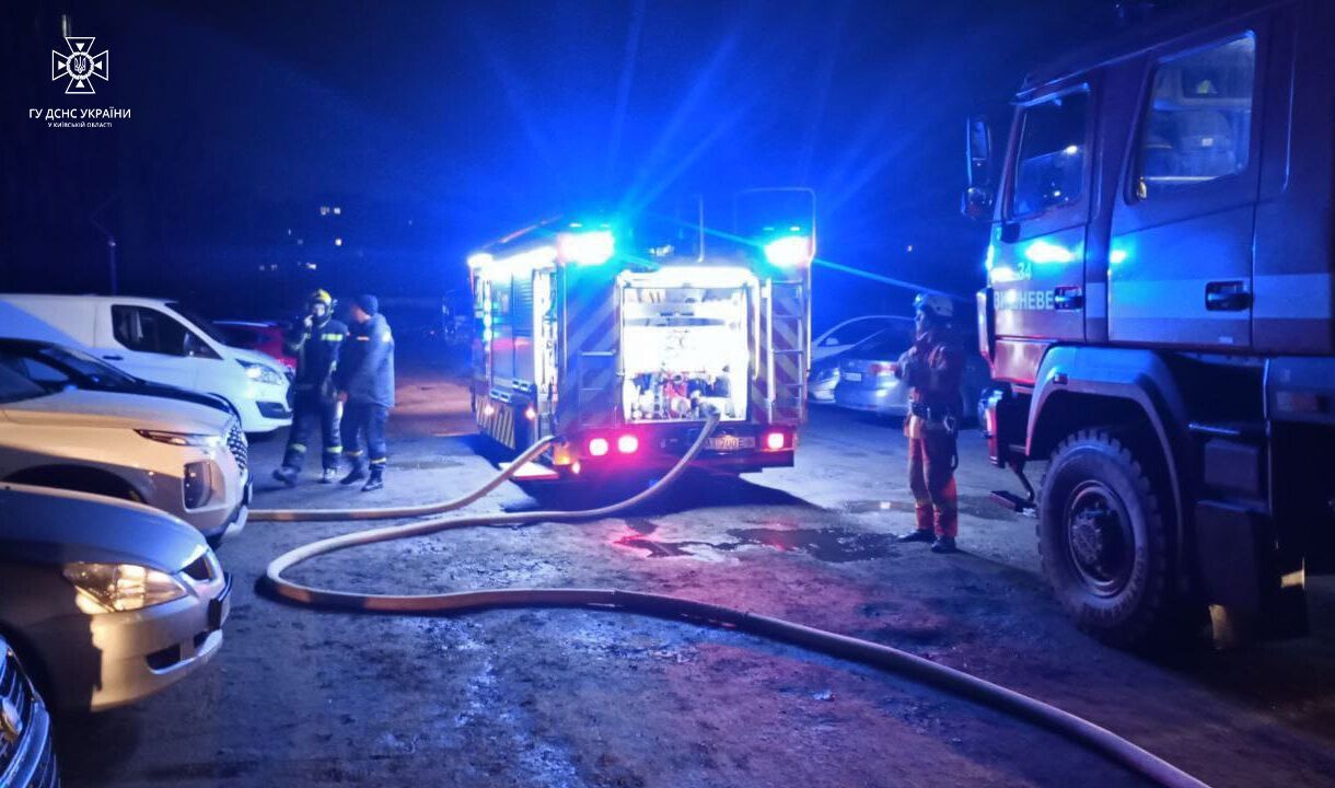 Під Києвом сталась пожежа в багатоповерхівці: евакуювали 38 мешканців, а ще одного врятували. Фото