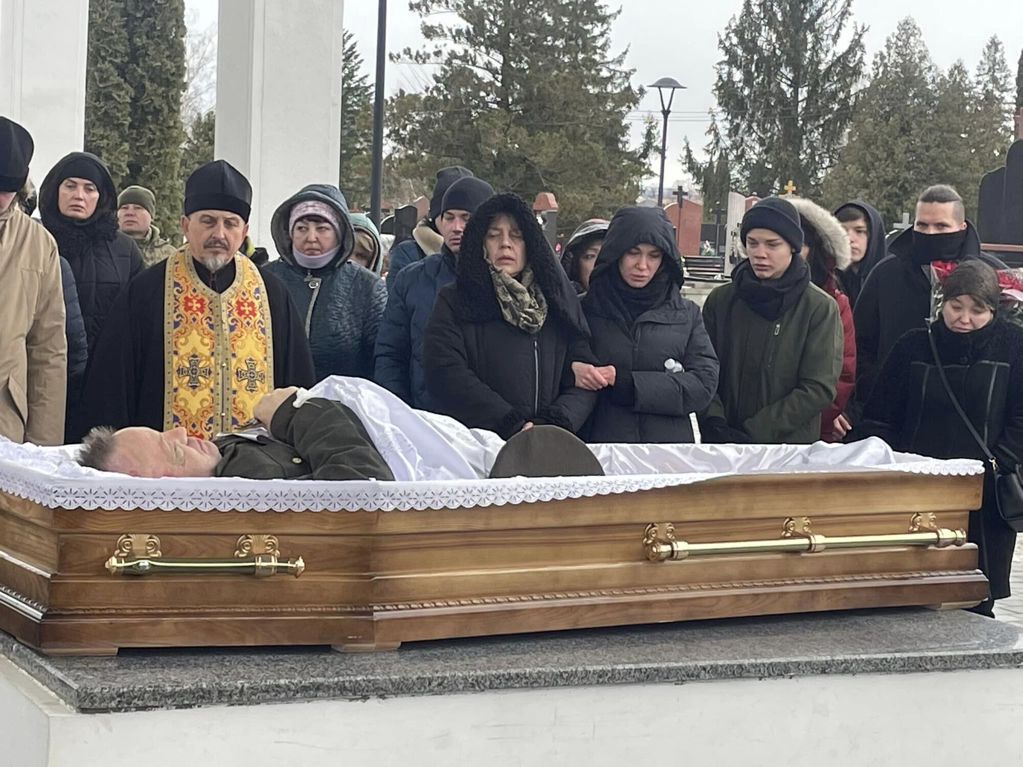 У Чернівцях попрощалися з рятувальником, який загинув у боях за Україну: життя його сина теж забрала війна. Фото 