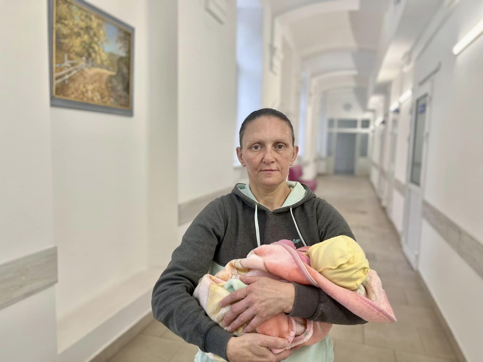 Найстаршому сину 17 років, найменшому – кілька днів: у Львові 40-річна жінка народила 11 дитину. Фото